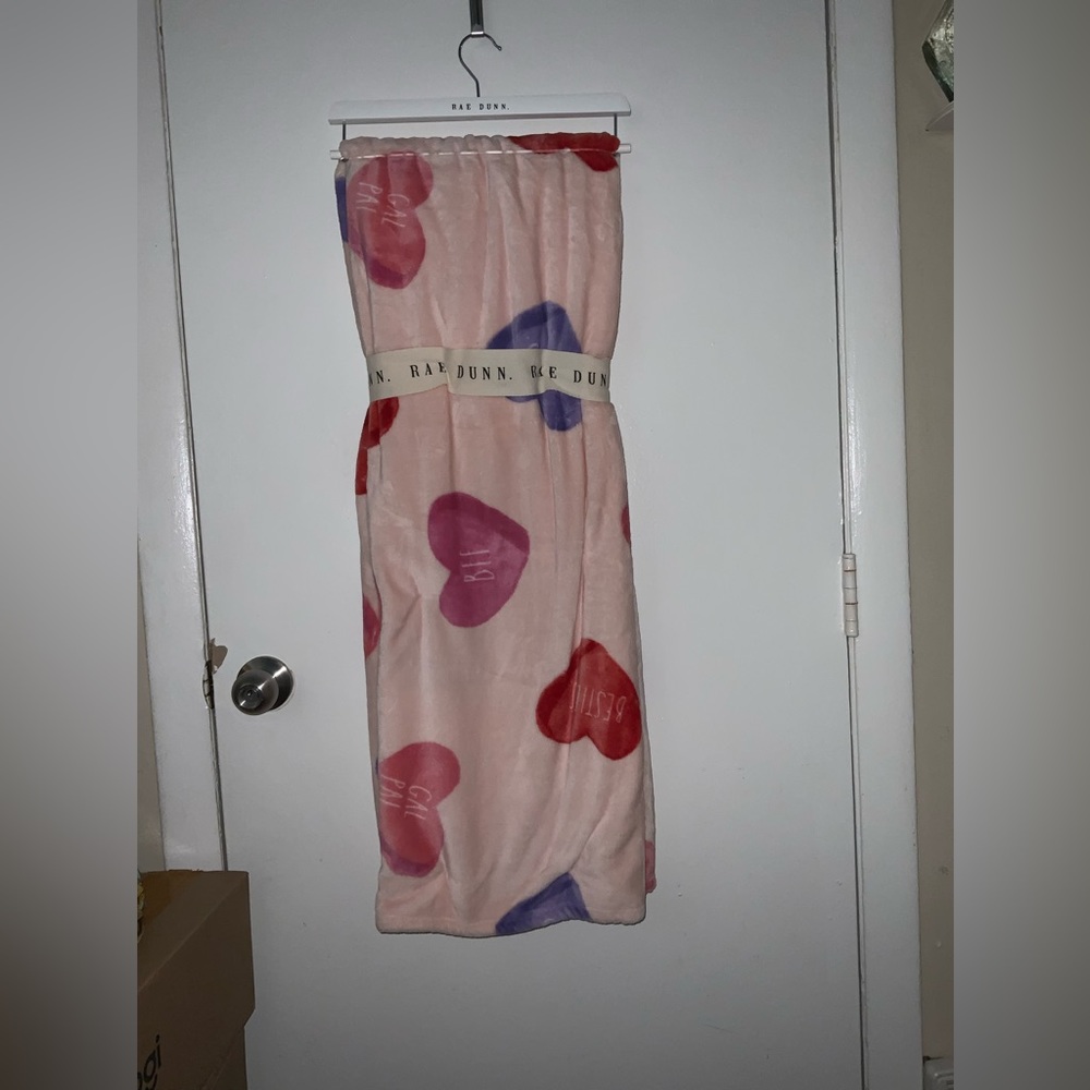 Rae Dunn Conversational Hearts Valentine’s Day Blanket / Throw - Picture 5 of 12